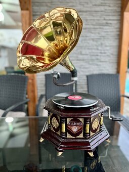 Gramofón s kľukou prehráva staré šelakové platne - 5