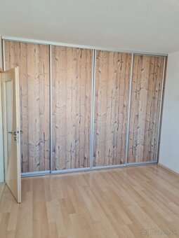 Priestranný slnečný klimatizovaný 2i byt v DNV - 5