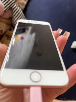 Predám iPhone 8 – 64 GB, 75 % batéria, kábel + 3 kryty - 5