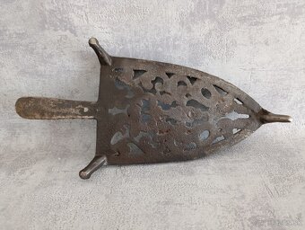 Velmi stará velká podložka pod starou žehličku. - 5