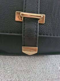 Mala čierna kabelka si zlatými detailami - 5