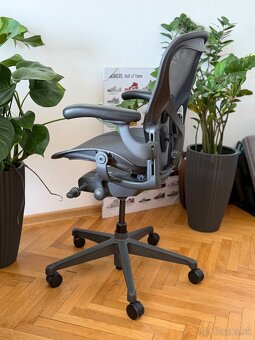 Herman Miller Aeron – veľkosť B | Graphite | Pre tvrdé podla - 5