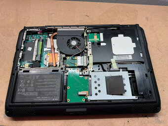 Predám pokazený notebook na náhradné diely zn.Asus x5dab. - 5