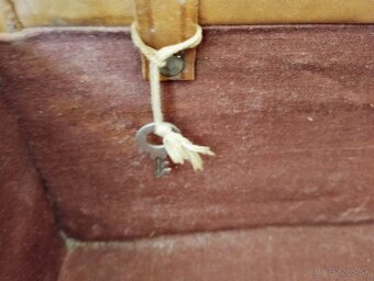 Starožitný kufor s kľúčikom - 5