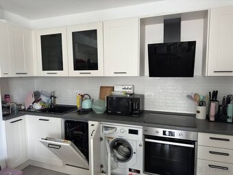 Priestranný a svetlý dvojizbový apartmán v jednej z najobľúb - 5