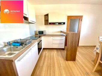 Priestranný zariadený 4-izbový byt s veľkou loggiou, balkóno - 5