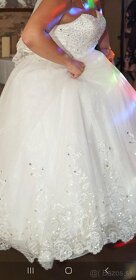 Krásne zdobené svadobné šaty - 5
