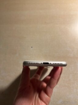 Biely IPhone 8 - 128 GB - 5