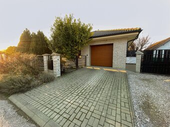 Moderný bungalov v tichej lokalite s krásnym pozemkom - 5