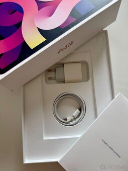 Predám iPad Air 4 ružovej farby- 64 GB – TOP stav + Magic ke - 5