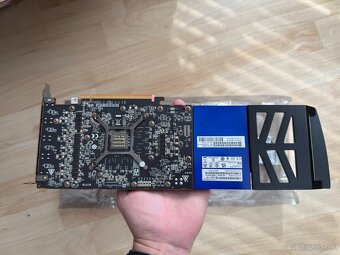 AMD Radeon PRO W6600 8 GB - 5
