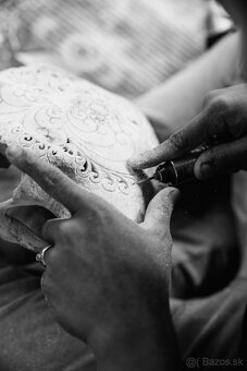 Obrovská šedá vyrezávaná lebka Vodného Bývola - motív Badong - 5