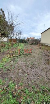 Staveb. pozemok, intravilán 1.382m2, šírka 24m, Levice, DOHO - 5