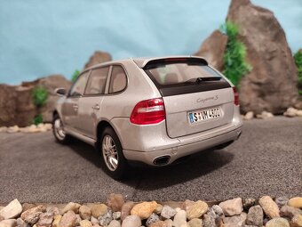 Prodám model 1:18 Porsche cayenne S - 5