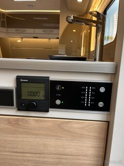 Predám karavan Dethleffs Nomad 460 EL jazdené - 5