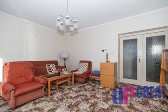 PREDAJ - rodinný dom s 2 bytmi, garážami a pozemkom - 5