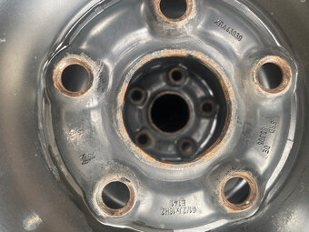 Predám 215/60 R16 4x zimnú sadu plech. diskov - 5