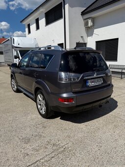 Mitsubishi Outlander SUV - 5