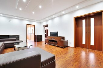 Dvojgeneračný rodinný dom v centre Malinova - 5