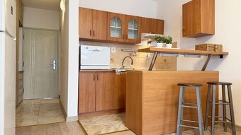 Na prenájom zariadená garsónka s priestranným balkónom KNM - 5