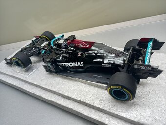 F1 MERCEDES W12 HAMILTON VÍTĚZ BAHRAINU 2021 MINICHAMPS 1:18 - 5