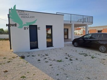Novostavba domu s výhľadom na more v Chorvátsku vo Vrsi - 5