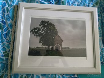 dva biele rámy s fotografiou Kostol svätej Margity Antiochij - 5