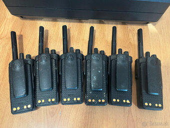 Vysielačky motorola DP4400e UHF 6ks + impres2 nabijacka - 5