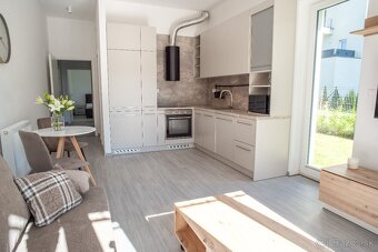 Slnečný 2-izbový byt – Kamence, 80m2 predzáhradka - 5