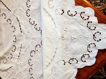 Nádherný bielučky obrus zdobený bohatou plnou výšivkou vinič - 5