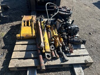 Predám diely na nakladač hon un 053 - 5