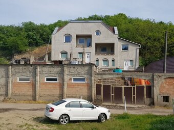 Veľká rozostavaná stavba vhodná ako penzión, ubytovňa. - 5