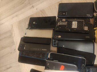 KRABICA PLNÁ TELEFONOV - 5