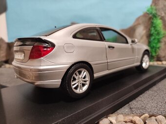 prodám model 1:18 Mercedes Benz C class sportcoupe - 5