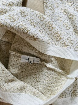 Guess cierny, 2x hnedy, bielo zlaty monogram sveter - 5