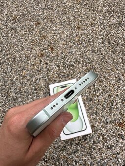 iPhone 15 - baterie 100% green - 5