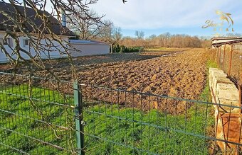 Rovinatý investičný pozemok neďaleko diaľnice - 5