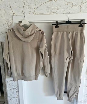 Guess Britney 3x khaki zlata teplakova suprava - 5