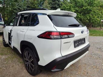 Predám havarovanú Toyota Corolla Cross 2.0 benzin+Hev 112 kW - 5