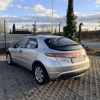 Predám Honda Civic 8. generácie 1.8 VTEC - 5