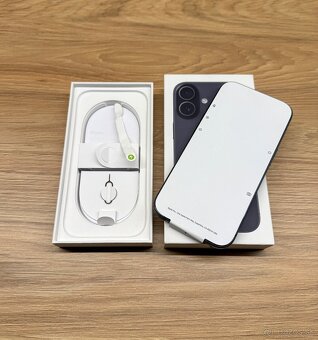 Apple iPhone 17 256GB, Black - 5