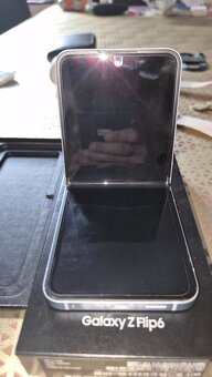 Samsung galaxy Z Flip6 - 5