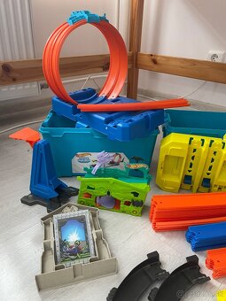 Hot wheels veľký MIX 4 boxy, doplnky, 17 aút - odber KE - 5