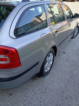 PREDÁM ŠKODA OCTAVIA COMBI1,6 BENZIN r11/2011 KÚP. NA SLOV . - 5