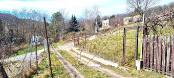 PEKNÝ STAVEBNÝ POZEMOK 584m2 V RAČI POD LESOM. - 5