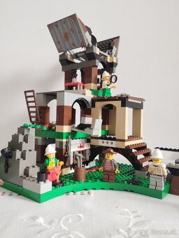 LEGO Adventurers 5987 Dino Research Compound - 5