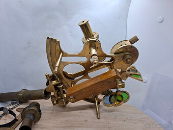 Predám starý námorný sextant + dva okuláre 120 € - 5