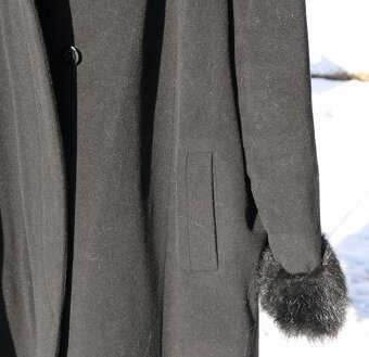 Elegantný dámsky kabát s kožušinou. - 5