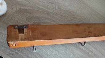 Drevený vyrezávaný vešiak - 5