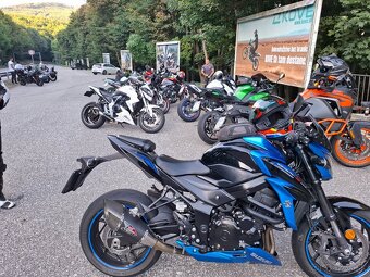 Suzuki gsxs750 - 5